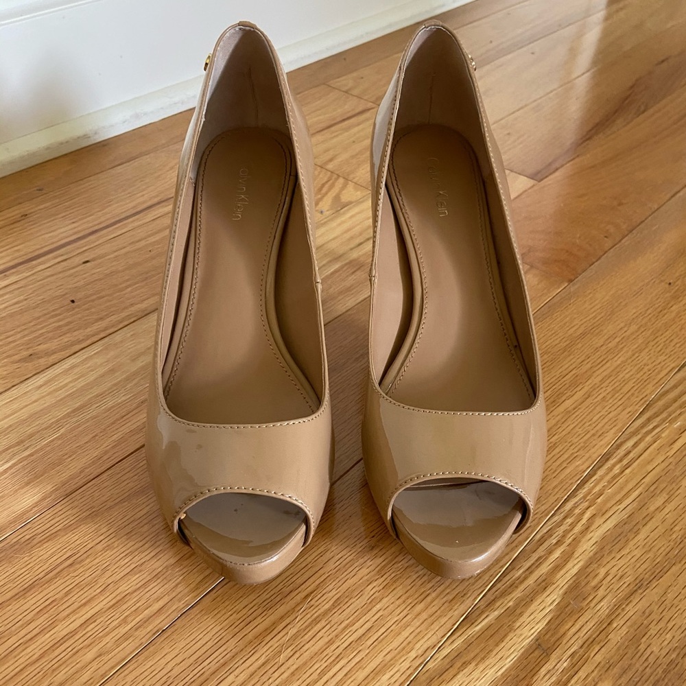 Calvin Klein. Garda Patent. Cameo Rose/tan. 8.5M